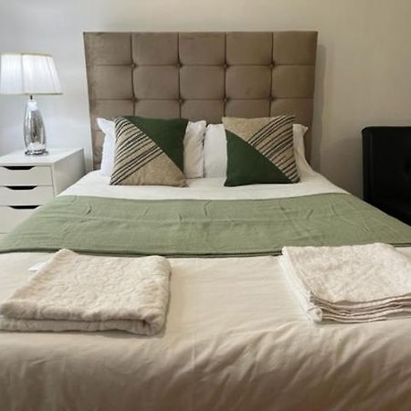 Ensuite With Kitchen Ext Large Room With Balcony In Zone 2 London Eksteriør billede