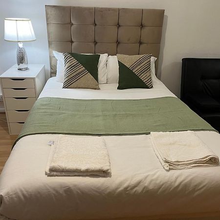 Ensuite With Kitchen Ext Large Room With Balcony In Zone 2 London Eksteriør billede