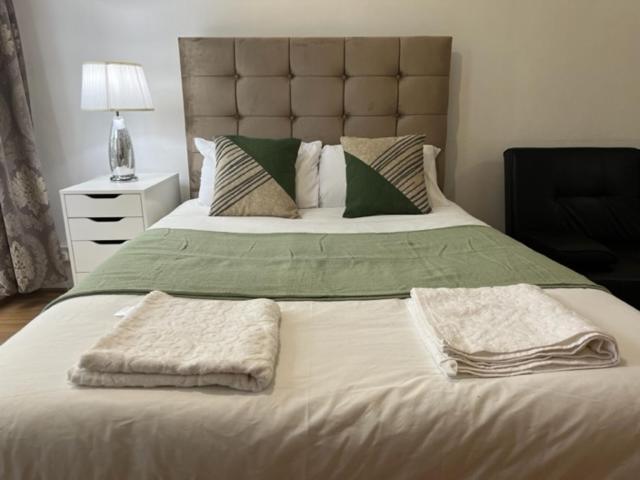 Ensuite With Kitchen Ext Large Room With Balcony In Zone 2 London Eksteriør billede