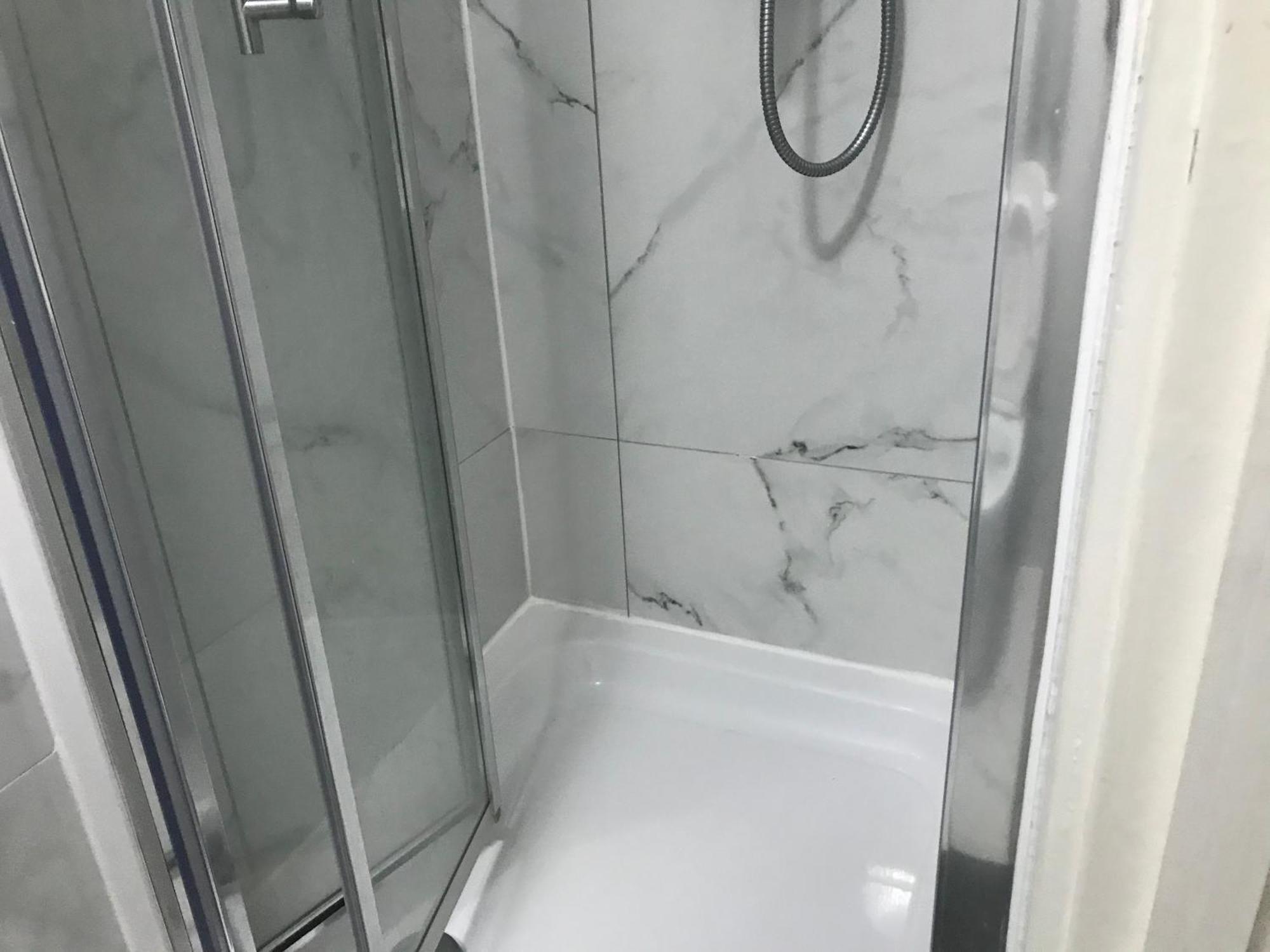 Ensuite With Kitchen Ext Large Room With Balcony In Zone 2 London Eksteriør billede