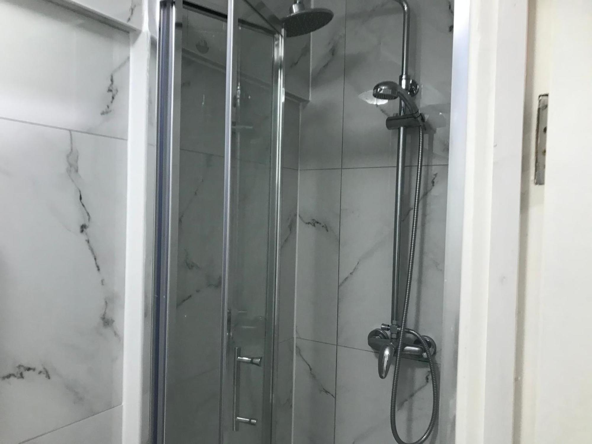 Ensuite With Kitchen Ext Large Room With Balcony In Zone 2 London Eksteriør billede