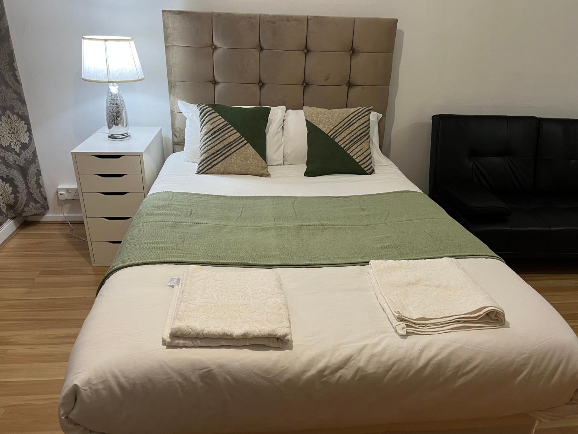 Ensuite With Kitchen Ext Large Room With Balcony In Zone 2 London Eksteriør billede