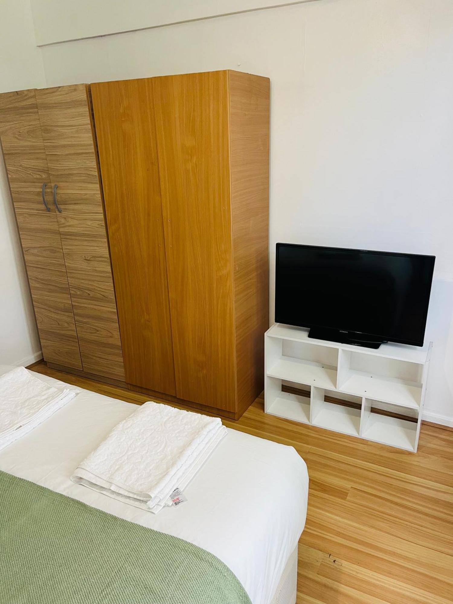 Ensuite With Kitchen Ext Large Room With Balcony In Zone 2 London Eksteriør billede